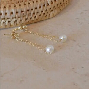 Pearl Dangle Earrings - Minimalist & Simple